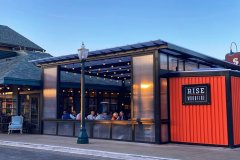 Restaurant with fixed polycarbonate roof